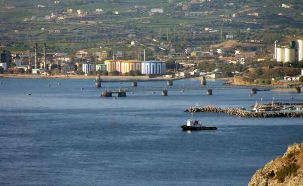 θαλάσσια ύδατα επιβαρύνονται από την αυξημένη κίνηση στο λιμένα Ηρακλείου, καθώς και στο εμπορευματικό λιμάνι των Λινοπεραμάτων, το οποίο όπως αναφέρθηκε στην ανάλυση, παρουσιάζει σημαντικά