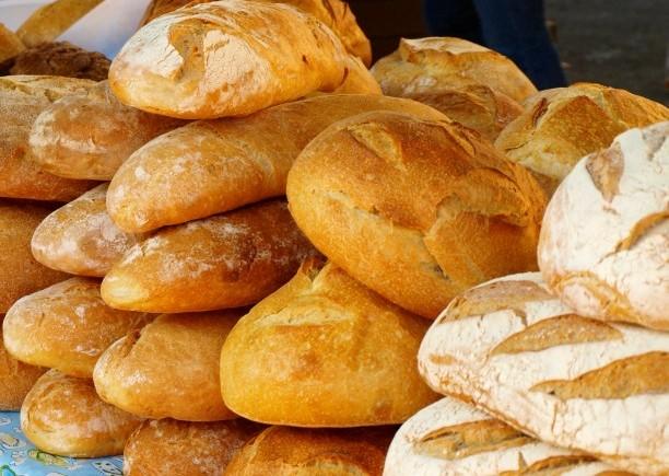 Το ψωμί ήταν πάντα το βασικότερο είδος έχει συνδεθεί με μεγάλη φτώχεια («είπε ιερό ( τρώω» διατροφής των Ελλήνων. Η έλλειψή του το ψωμί ψωμάκι»), και συνεπώς θεωρείται «μα το ψωμί που ).