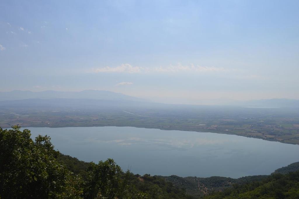 Η λίμνη έχει μέγιστο βάθος 5,6 m και επιφάνεια 10,1 Km 2. Το μέγιστο μήκος και πλάτος είναι 5 και 2.6 Km αντίστοιχα, ενώ η λεκάνη απορροής της έχει έκταση 59 Km 2 (Zacharias et al.