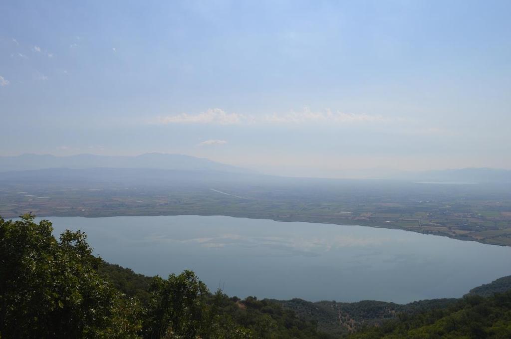 Η λίμνη έχει μέγιστο βάθος 5,6 m και επιφάνεια 10,1 Km 2. Το μέγιστο μήκος και πλάτος είναι 5 και 2.6 Km αντίστοιχα, ενώ η λεκάνη απορροής της έχει έκταση 59 Km 2 (Zacharias et al.
