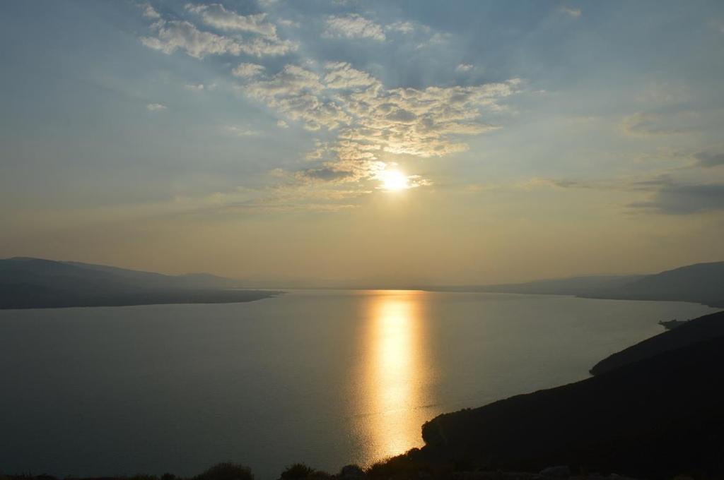 Η διαύγεια μεταβάλλεται από εποχή σε εποχή. Κατά τη διάρκεια του καλοκαιριού, η διαφάνεια των νερών αυξάνεται, ενώ κατά τους χειμερινούς μήνες μειώνεται.