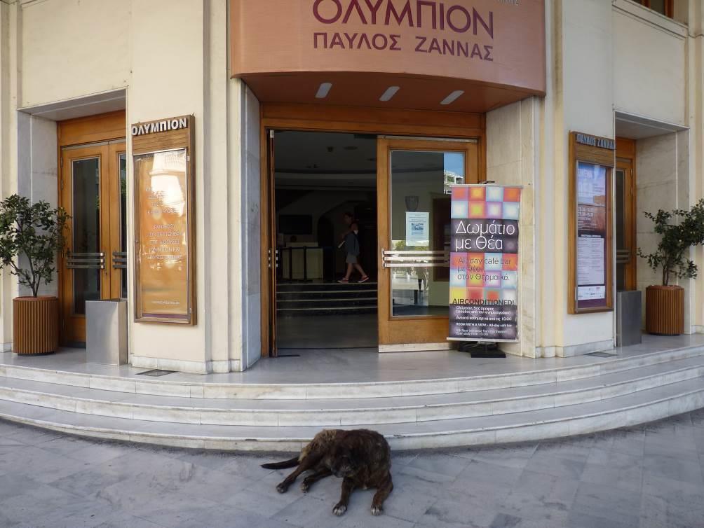 Ολύμπιον Ο κινηματογράφος Ολύμπιον, ένα από τα πιο χαρακτηριστικά κτίρια της Θεσσαλονίκης, βρίσκεται στην πλατεία Αριστοτέλους.