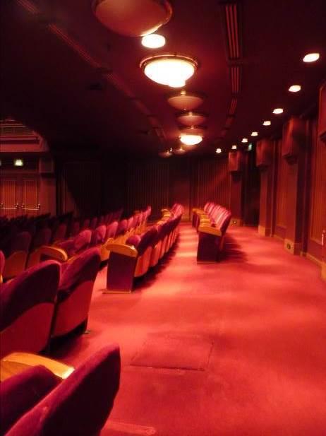 αφαιρέθηκαν υπάρχοντα καθίσματα στην τελευταία σειρά της κύριας αίθουσας του κινηματογράφου.