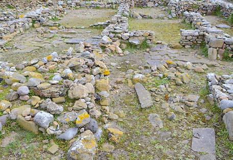 πηγάδια. Όπως όλα δείχνουν πρόκειται για εύπορο οικισμό με πρωτοαστικό χαρακτήρα, πολεοδομικό σχεδιασμό και δημόσια έργα, που προϋποθέτουν κεντρική εξουσία.