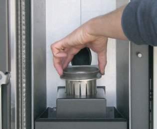 Cámara de combustión de acero aluminato para una mayor resistencia. Θάλαμος καύσης από χάλυβα αλουμινίου για μεγαλύτερη αντοχή. Braciere tondo per garantire una combustione migliore.