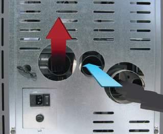 The duct fitted along the right-hand side of the stove conveys the hot air towards the channels. Le canal qui longe le côté droit transporte l'air chaud vers la canalisation.