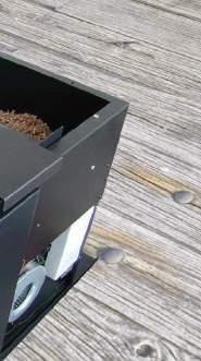 Der Holzpellet-Kaminofeneinsatz ist auf einem auszugfähigen Korpus montiert. Der Benutzer kann beim Befüllen mit Holzpellets den Einsatz herausziehen.
