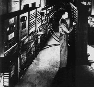 6 ENIAC Ήταν φανερό ότι η εξέλιξη των μηχανών αυτών δεν ήταν σε καλό δρόμο και χρειαζόταν αναθεώρηση των βάσεων σχεδίασης για να γίνουν πιο ευέλικτες και γρήγορες.