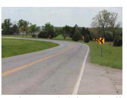 Τοποθέτηση πινακίδων με σήμα γαλονιού (λοχίες) Οι πινακίδες «λοχίες» (ή πινακίδες οριοθέτησης καμπύλης) υποδεικνύουν στους οδηγούς τη γραμμή του δρόμου όταν είναι μέσα στην καμπύλη.