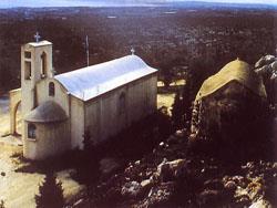 Τα εξωκλήσια του Αγίου Αντωνίου Ο βυζαντινός ναΐσκος του Αγίου Αντωνίου βρίσκεται στα υψώματα νοτιοανατολικά του χωριού σε ερημική τοποθεσία με θαμνώδη βλάστηση.