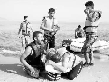 ΕΘΝΙΚΟΣ ΚΗΡΥΞ τεταρτη 20 απριλιου 2016 ΗΝΩΜΕΝΕΣ ΠΟΛΙΤΕΙΕΣ 11 ΤΟ ΘΕΜΑ Πούλιτζερ για 3 Ελληνες φωτογράφους για την κάλυψη του προσφυγικού ΦωτογραΦιεσ: γιάννησ Μπεχράκησ Το προσφυγικό δράμα το οποίο
