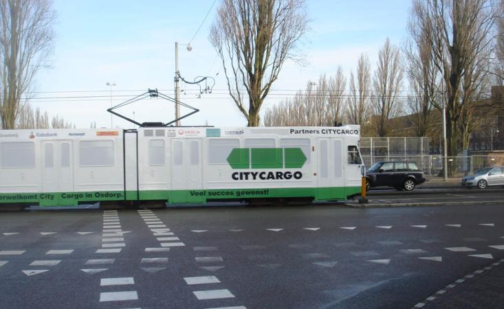 4.4 Cargo Tram Oι εμπορευματικές μεταφορές μέσω του υφιστάμενου δικτύου τραμ είναι μια ακόμα «έξυπνη» εφαρμογή των City Logistics η οποία μειώνει την κυκλοφοριακή κίνηση των φορτηγών που μεταφέρουν