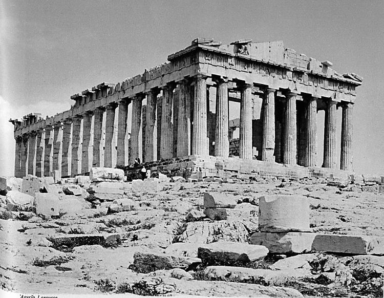 Χτίστηκε πλάι στο παλιό "Εκατόµπεδο", προς τιµή της Παρθένου Αθηνάς από µια επιτροπή της οποίας πρόεδρος ήταν ο Περικλής, αρχιτέκτονες ο Ικτίνος και ο Καλλικράτης και ανώτερος Επόπτης ο Φειδίας.