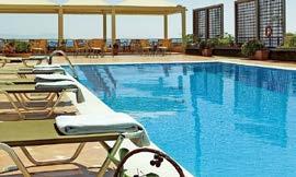 Το Golden Sand Hotel βρίσκεται στην αμμώδη παραλία του Καρφά και προσφέρει κλιματιζόμενα δωμάτια με  Περιλαμβάνει