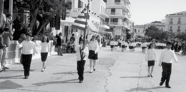 Ακολούθησε τρισάγιο και κατάθεση στεφάνων, από τους μαθητές στο Ηρώον που βρίσκεται στο πασακρωτήρι.