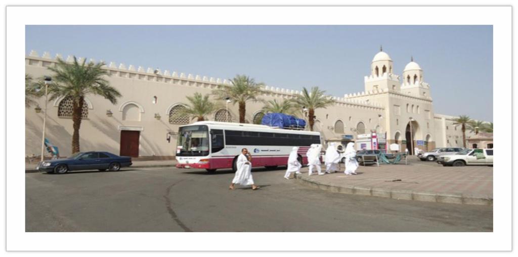 Seseorang yang melakukan Umrah mesti melakukan 5 perkara Rukun iaitu : 1. Niat Umrah, 2. Tawaf Umrah 3. Saie Umrah 4. Gunting Umrah. 5. Tertib mengikut susunan di atas Ketika melakukan 4 rukun di atas, dia mesti melakukan 2 perkara Wajib iaitu : 1.