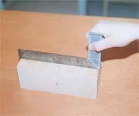 υπάρχουν ακίδες. Αν στο εργαστήριο υπάρχει μηχανική πλάνη καλό θα είναι να λειανθεί το ξύλο πριν τη χρήση του.