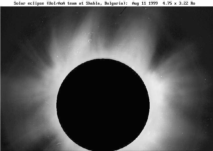 Σχήμα 5.4: Το ηλιακό στέμμα στην έκλειψη της 11ης Αυγούστου 1999 καλύψουμε το φώς της φωτόσφαιρας, σε ειδικά όργανα που ονομάζονται στεμματογράφοι.