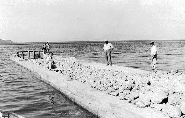 1: κατασκευή παλαιού λιμένα 1950 Φώτο Η ανάπτυξη του χωριού γύρω από τον λιμένα δημιούργησε ανάγκες τόσο για ζωτικό δημόσιο χώρο όσο και για διαπλάτυνση της υπάρχουσας οδού με αποτέλεσμα να ξεκινήσει