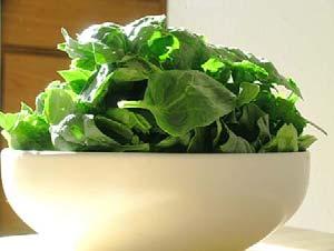 Το ωμό σπανάκι στη σαλάτα δίνει στον οργανισμό περισσότερες βιταμίνες, κάλιο και σίδηρο