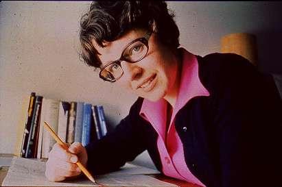 Η Aγγλίδα αστρονόμος Susan Jocelyn Bell (1943- ),προκειμένου να ολοκληρώσει τη διδακτορική της διατριβή, ανακάλυψε την πρώτη παλλόμενη ραδιοπηγή στον αστερισμό της Aλώπεκος αλλά όλοι συμφώνησαν