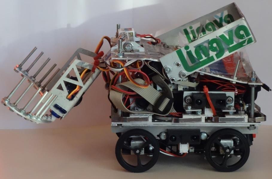 Slika 10: Računalniški render 3D model robota, ki pobira žogo Slika 11: Slika robota z vidno razprto roko in zadrževalnimi vratci za žoge Zaradi prevelikega števila senzorjev, ki smo jih potrebovali