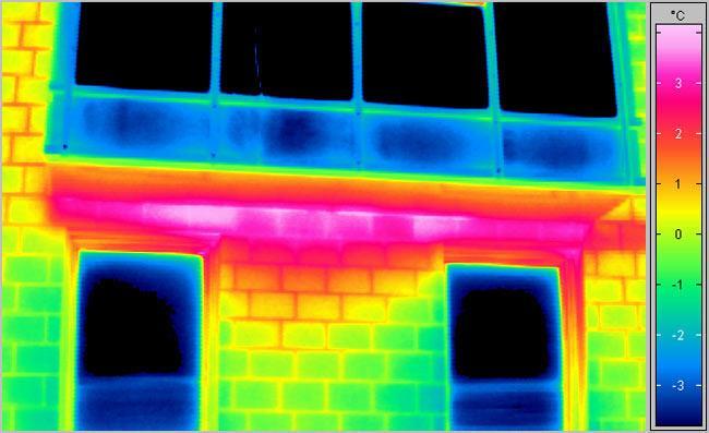 Εφαρμογή, συντήρηση και αντικατάσταση ενεργειακά αποδοτικών κουφωμάτων Εικόνα 2.4.2: Θερμογραφία στην οποία αποτυπώνεται διαρροή θερμότητας σε μπαλκόνι λόγω θερμικής γέφυρας Πηγή: http://beodom.