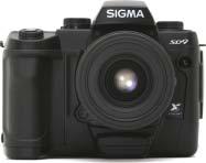 20 mm v filmskem Leica razredu je cca. 32 mm v digitalnem, kar je za πiroki kot πe premalo. Treba je seëi πe v viπji cenovni razred optike zelo πirokega kota in popaëenj, cca. 15 mm.
