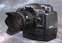 Ohiπje EOS 1v je prepriëalo mnoge, da Nikon spi na zasluæenih lovorikah. Nikon je v letu 2001 najavil digitalno kamero D100. Med fotografi in konkurenco je zavrπalo. Cena 3.000 USD.
