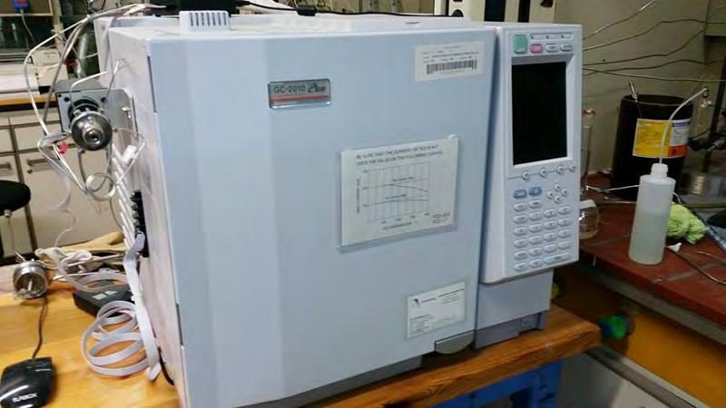Εικόνα 3.5: Χρωματογράφος αερίων Shimatzu GC-2010 Plus με τριχοειδή στήλη ValcoPlot Alumina και αναλυτή ιονισμού φλόγας (FID). Εικόνα 3.6: Αναλυτής αερίων υπερύθρων Fuji Electric Gas Analyzer.