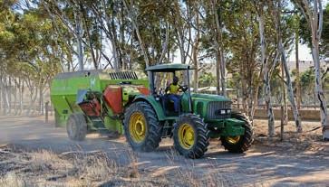 Ένα John Deere µαζί µε το βαγόνι σίτισης Storti, µεταφέρουν το µείγµα ζωοτροφής. Τα αδέλφια Loubster, Melt (αριστερά) και Johannes.