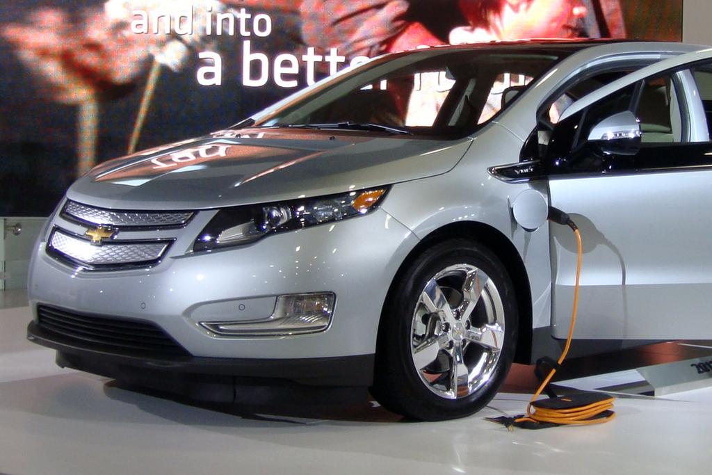 Κεφάλαιο 3 ΥΒΡΙΔΙΚΑ ΟΧΗΜΑΤΑ ΕΜΠΟΡΙΟΥ 3.1 Chevrolet Volt Το 5θυρο μοντέλο της Chevrolet, που από το Δεκέμβριο του 2010 που βγήκε στην αγορά έχει παραχθεί σε 87.