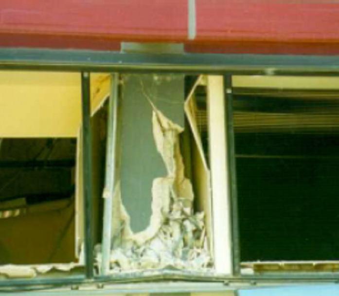 Εικόνα 7.2: Βλάβες σε κοντά υποστυλώματα και σε κόμβους δοκών υποστυλωμάτων, που σημειώθηκαν κατά τον σεισμό της Αθήνας το 1999. Βάσει των όσων αναφέρθηκαν για τον τρόπο κατασκευής των κτιρίων Ο.Σ.