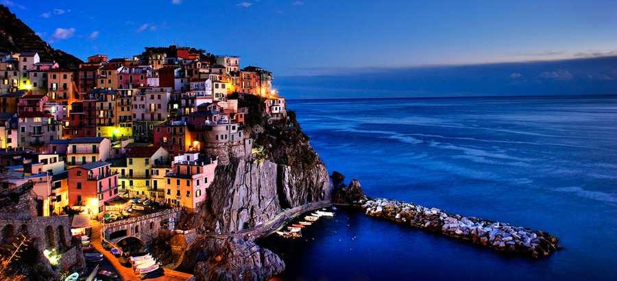 CINQUE TERRE Ένα από τα πιο όµορφα και γραφικά σηµεία που µπορεί να επισκεφθεί κανείς στην Ιταλική Ριβιέρα είναι τα Πέντε Χωριά.