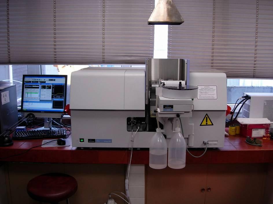 Espectroscopía de absorción atómica con cámara de grafito (GFAA): analízase arsénico e cadmio. Imaxe 53. Espectrómetro de absorción atómica con cámara de grafito.