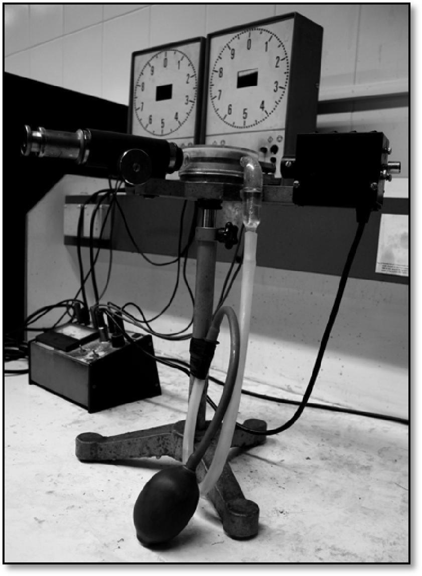 آزمایش میلیکان هدف آزمایش: بررسی کوانتایی بودن بار و اندازهگیري بار الکترون مقدمه: یک (R.A.Millikan) رابرت میلیکان 1909 در سال روش عملی براي اندازهگیري بار یونها گزارش کرد.