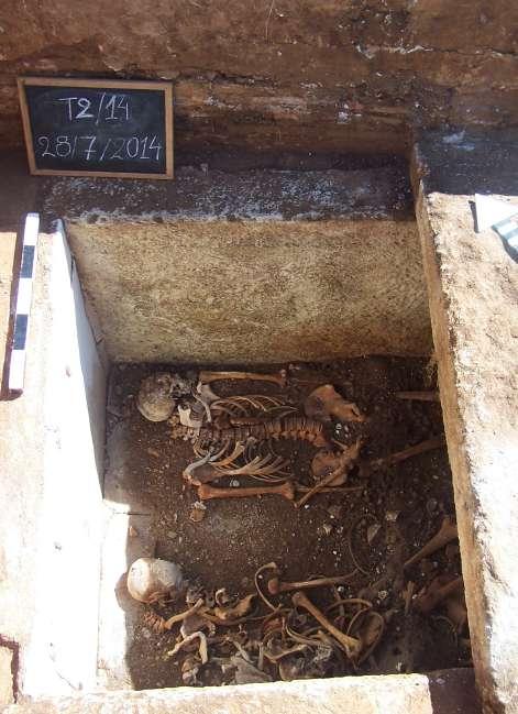 13. Άργος Ορεστικό, Παραβέλα: το ταφικό μνημείο της εικ. 11 (εσωτερικό). ταφές μικρών παιδιών και βρεφών.