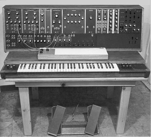 6 Εικόνα 10- Moog Modular, 1965 Εικόνα 11- Buchla 100-Series (Buchla Box), απόσπασμα από διαφήμιση Τα δομικά μέρη αυτού του συστήματος είναι αυτόνομα και ονομάζονται modules.