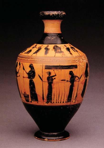 Η υφαντική ήταν μία από τις βασικές γυναικείες δραστηριότητες μέσα στο σπίτι τόσο στην αρχαιότητα, όσο και μέσα στο πλαίσιο της ελληνικής προβιομηχανικής κοινωνίας.