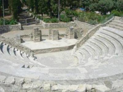 Το Ρωμαϊκό Ωδείο στην Κω Η Σκηνή Τα μόνα υπολείμματα αυτού του πρώτου θεάτρου, που χρησιμοποιήθηκε από τον Φρύνιχο, τον Αισχύλο και ενδεχομένως τον Σοφοκλή, είναι έξι από τις θεμέλιους λίθους του