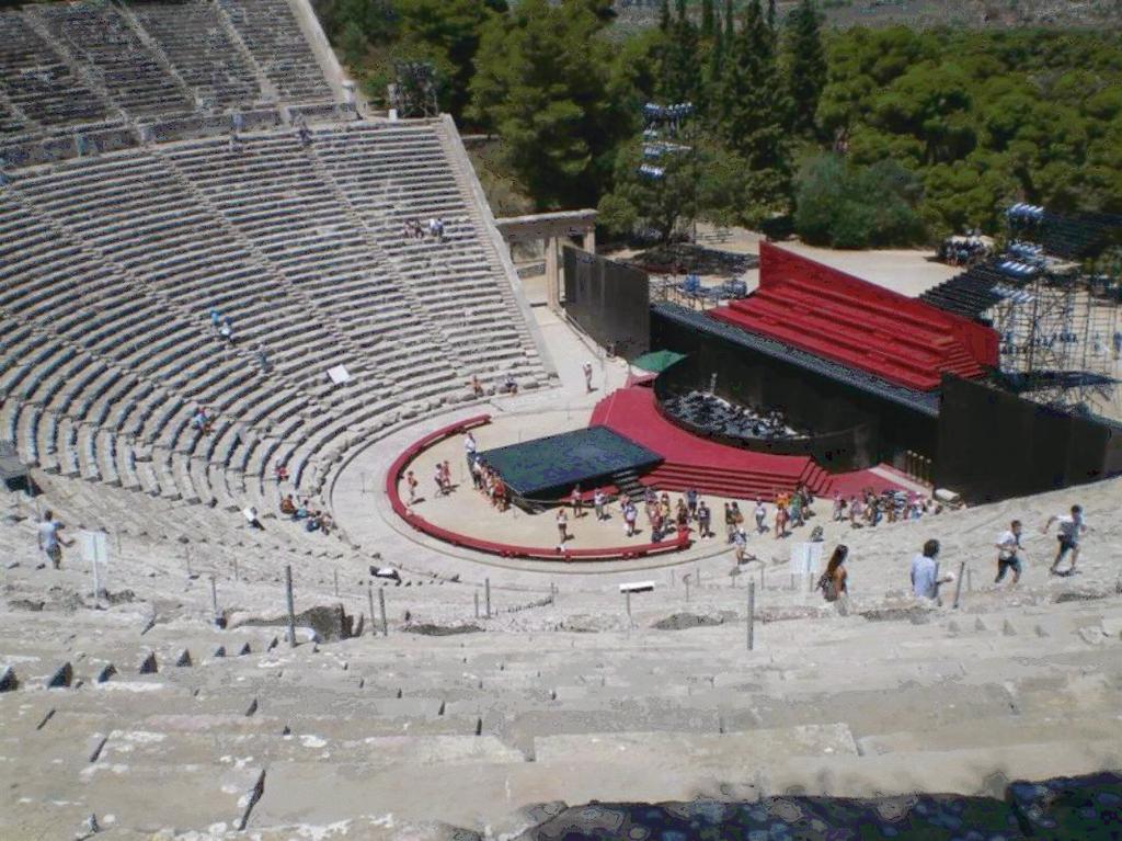 Το θέατρο της Επιδαύρου έκτισε ο αργείος αρχιτέκτονας Πολύκλειτος ο νεότερος, σύμφωνα με τον Παυσανία.
