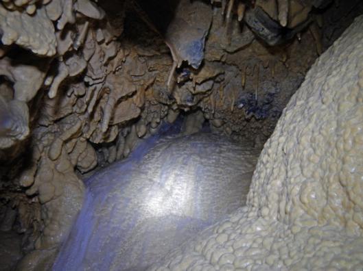 Σπήλαιο Ανεμότρυπας: Το σπήλαιο βρίσκεται έξω από τα Πράμαντα σε υψόμετρο 900m. Ανακαλύφθηκε το 1960 από 2 άτομα της περιοχής και κατόπιν το επισκέφτηκε η Α. Πετροχείλου με κλιμάκιο της Ε.