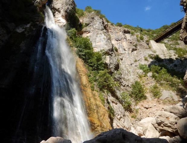 Τα νερά τους συλλέγονται σε λεκάνη απορροής που βρίσκεται ακριβώς πάνω από το Ματσούκι και σχηματίζεται από τις κορυφές του Καταρραχιά και της Κακαρδίτσα.