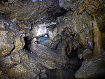 σπηλαίου καθώς παρατηρούνται σε υψομετρικά ανώτερα στρώματα,