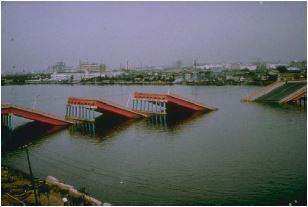 1.2 Πλεονεκτήματα και μειονεκτήματα της χρήσης εφεδράνων Η σύνδεση του καταστρώματος μιας γέφυρας με τα βάθρα μπορεί να επιτευχθεί είτε μέσω μονολιθικής σύνδεσης είτε μέσω εφεδράνων.