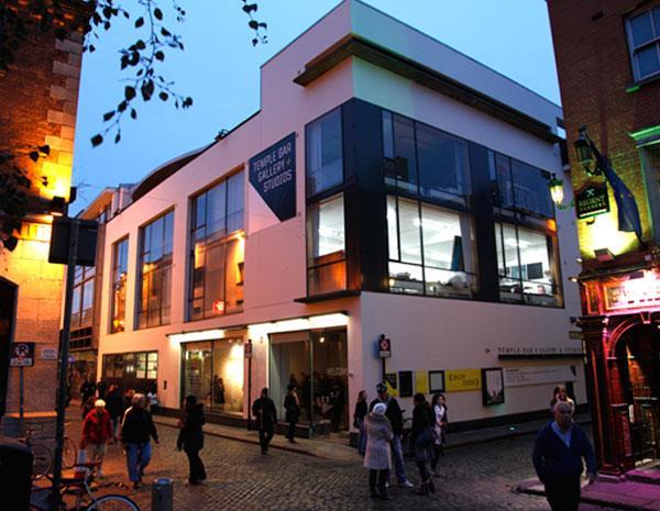 Temple Bar Δουβλίνο (Ιρλανδία) Πρόκειται για ένα ακόμη χαρακτηριστικό παράδειγμα gentrification, πετυχημένης πολιτικής στο τομέα του πολιτιστικού σε κεντρική περιοχή ευρωπαϊκής πρωτεύουσας, από την