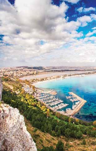 Κορσική: Η Κορσική είναι το τέταρτο σε μέγεθος νησί της Μεσογείου, με πληθυσμό περίπου στις 260.000. Απέχει 170 χλμ. από τις ακτές της ηπειρωτικής Γαλλίας, 83 χλμ. από την Ιταλία και μόνο 12 χλμ.