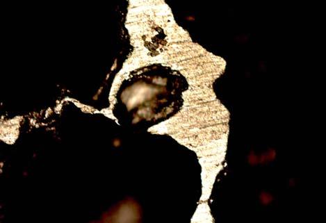 Σχήμα 6.52: Φωτογραφία τοιχώματος μεταλλικού αφρού δολομίτη από οπτικό μικροσκόπιο κατά την είσοδο στην πλαστική περιοχή όπου φαίνεται η έναρξη του λυγισμού στις ακμές.