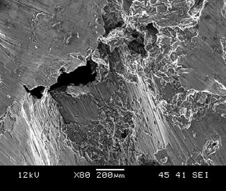 Σχήμα 6.54. Αριστερά: εικόνα από το SEM επιφάνειας θραύσης αφρού δολομίτη στην οποία φαίνεται η διάδοση ρωγμής.