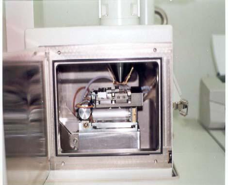 Σχήμα 5.8: Αριστερά: Συσκευή εντός της οποίας προσαρμόζονται τα δοκίμια για την πραγματοποίηση των μηχανικών δοκιμών (microtests).